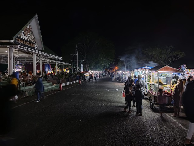 Suasana malam di Lapangan Blang Padang, Banda Aceh. Foto: Abdul Hadi/acehkini 