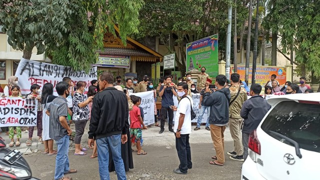 UNJUK rasa alumni, murid serta masyarakat menolak rencana Pemerintah Kota Pekanbaru menggusur bangunan dan SD 01 Pekanbaru dialigsungsikan jadi pusat perbelanjaan atau mal, Senin (27/12/2021). (FOTO: SELASAR RIAU/DEFRI CANDRA)