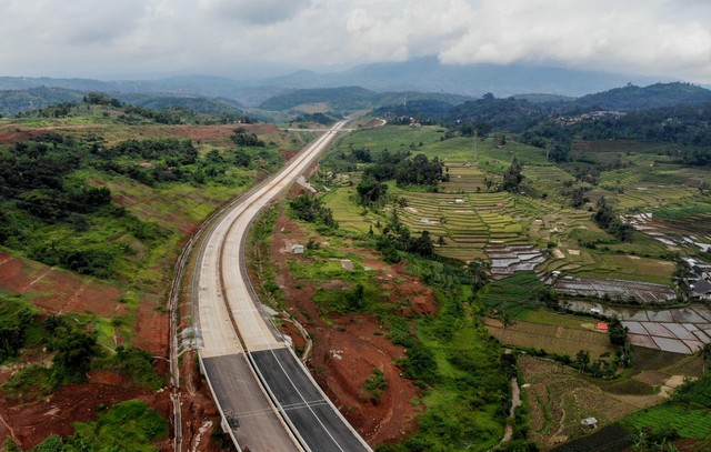 Foto udara kawasan rawan longsor pada proyek Jalan Tol Cileunyi-Sumedang-Dawuan (Cisumdawu) di Ciherang, Kabupaten Sumedang, Jawa Barat, Sabtu (25/12/2021). Foto: Raisan Al Farisi/Antara Foto