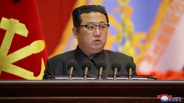 Pemimpin Korea Utara Kim Jong Un pidato saat konferensi pendidikan militer Tentara Rakyat Korea yang diadakan pada 4 dan 5 Desember 2021 di Pyongyang, Korea Utara Korea. Foto: KCNA via AP