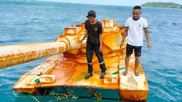 Pangkalan Utama TNI Angkatan Laut (Lantamal) IV Tanjungpinang menemukan benda menyerupai tank (kendaraan tempur) di perairan Natuna, Kepulauan Riau. Foto: Instagram/@ tni_angkatan_laut