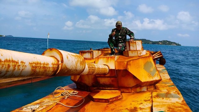 Pangkalan Utama TNI Angkatan Laut (Lantamal) IV Tanjungpinang menemukan benda menyerupai tank (kendaraan tempur) di perairan Natuna, Kepulauan Riau. Foto: Instagram/@ tni_angkatan_laut