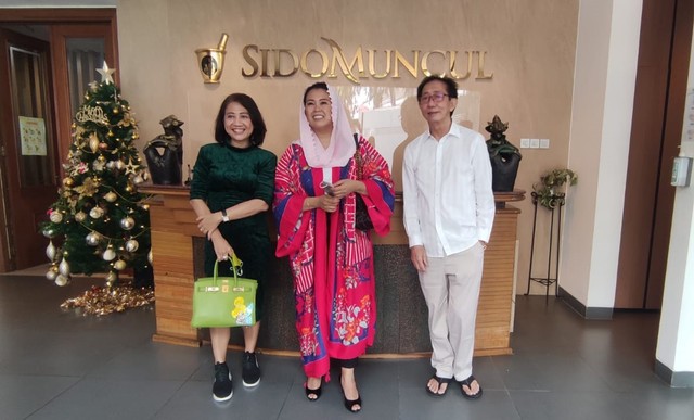 Lilis Mulyawati dan Yenny Wahid (Watsons Indonesia) bersama Irwan Hidayat (Sido Muncul). Foto: Dok. Sido Muncul 