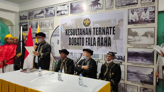 Kimalaha Marsaoli, Taufik Majid saat membacakan maklumat Dewan Fala Raha atas pengangkatan Sultan Ternate ke-49 di Gedung Ngaralamo Kesultanan Ternate dan disaksikan sejumlah perangkat adat Kesultanan Ternate, Selasa pagi (28/12). Foto: Istimewa