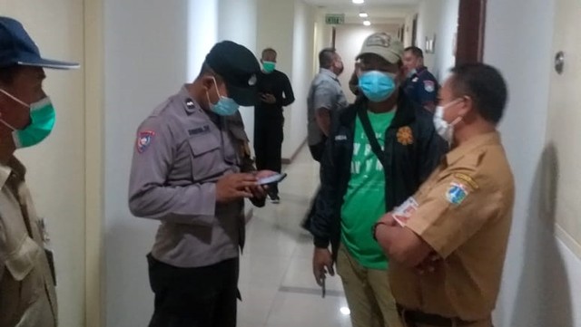 Petugas gabungan evakuasi warga terjangkit omicron dari Condominium Green Bay Pluit, Jakarta, Selasa (28/12). Foto: Dok. Istimewa