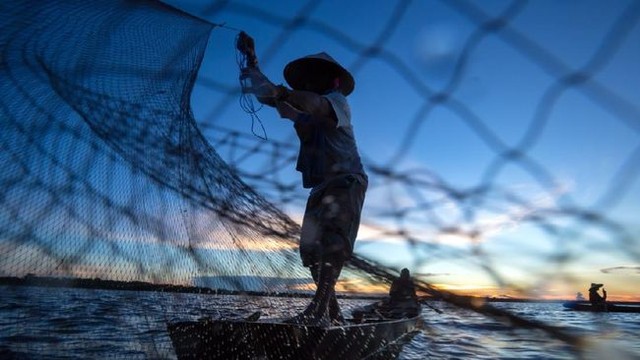 Iustrasi nelayan memancing ikan. Foto: Shutterstock.