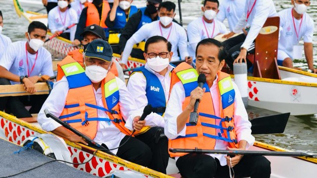 Naik Perahu Naga, Jokowi resmikan bendungan kolaka Timur Sultra. Foto: Laily Rachev/Biro Pers Sekretariat Presiden