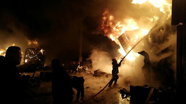 Serangan rudal Israel di area penyimpanan kontainer, di pelabuhan Latakia, Suriah, Selasa (28/12). Foto: SANA/Handout via REUTERS