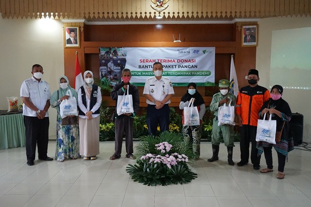 PAM Jaya bersama Dompet Dhuafa salurkan masyarakat Pesanggrahan, Jakarta Selatan berupa paket sembako bagi mereka yang terdampak pandemi Covid-19. (Rabu,22/12) Dok. DD
