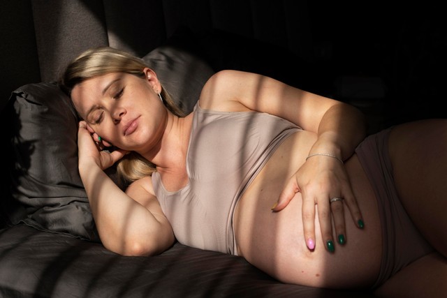Ilustrasi ibu hamil tidur. Foto: Freepik