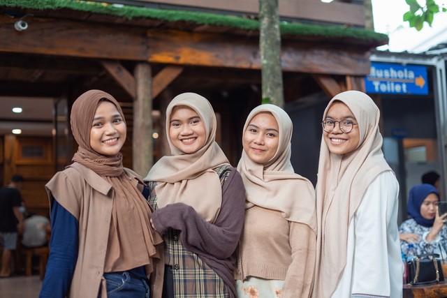 6 OOTD Hijab Simple untuk Hangout, Bikin Tampilan Jadi Elegan (37355)