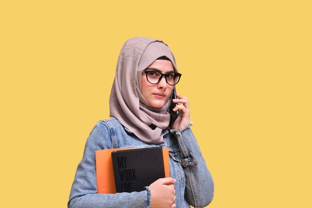 6 OOTD Hijab Simple untuk Hangout, Bikin Tampilan Jadi Elegan (37356)