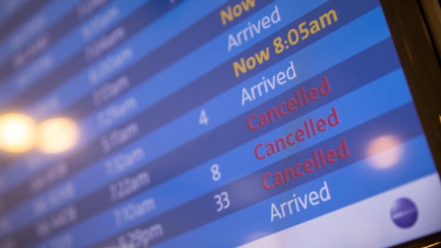 Layar yang menunjukkan penerbangan yang dibatalkan terlihat di Bandara Internasional John F. Kennedy selama penyebaran varian virus corona Omicron di Queens, New York City, AS. Foto: Jeenah Moon/REUTERS