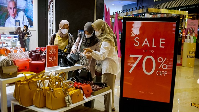 Pengunjung melihat barang di salah satu toko di Mal Kota Kasablanka, Jakarta, Selasa (28/12). Foto: Iqbal Firdaus/kumparan