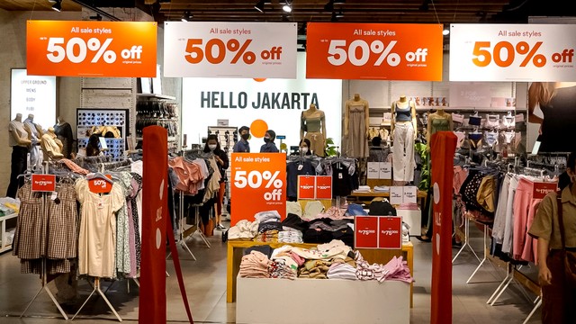 Sejumlah poster diskon di salah satu toko di Mal Kota Kasablanka, Jakarta, Selasa (28/12). Foto: Iqbal Firdaus/kumparan