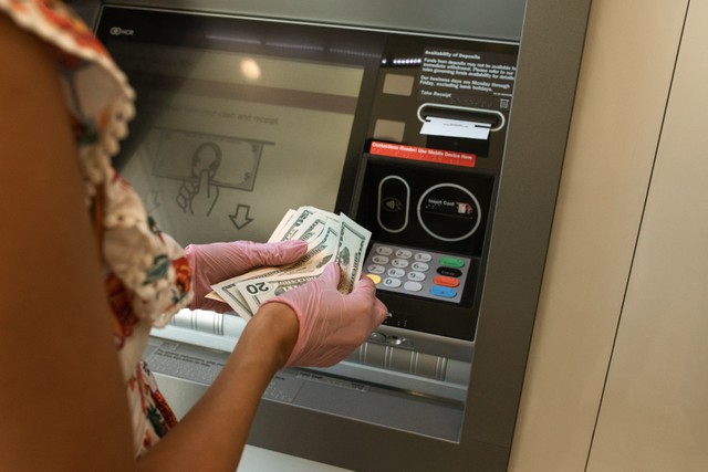 Ilustrasi cara memanfaatkan jasa bank dalam kehidupan sehari-hari. Foto: Pexels.com