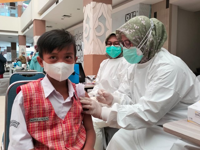 Anak usia di bawah 12 tahun antusias mengikuti vaksinasi di Grage City Mall.(Juan)