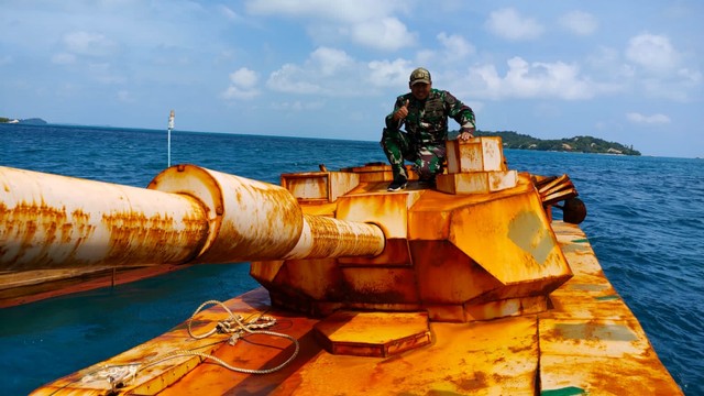 Personel TNI AL saat memeriksa benda mirip tank yang ditemukan di Bintan. Foto: Dok Lantamal IV.