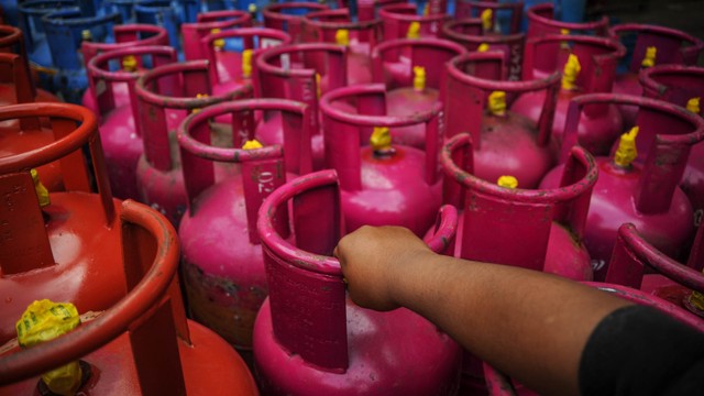 Petugas membawa gas tabung elpiji non subsidi di salah satu agen LPG Nonsubsidi di Jalan Emong, Lengkong, Bandung, Jawa Barat, Selasa (28/12/2021). Foto: Raisan Al Farisi/ANTARA FOTO