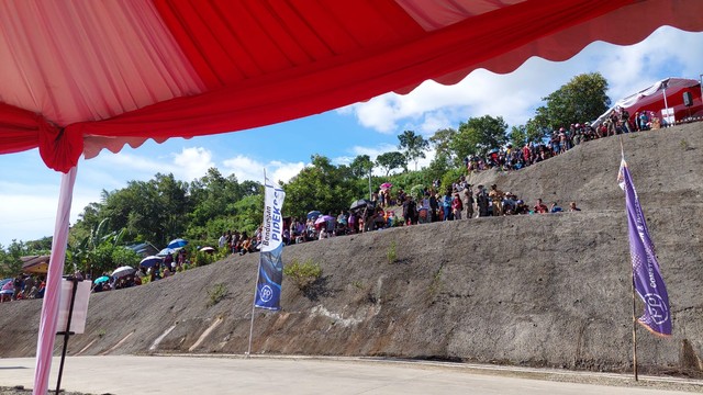 Ratusan warga Desa Pidekso, Kecamatan Giriwoyo, Kabupaten Wonogiri, Jawa Tengah berbondong-bondong datang ke Waduk Pidekso, Selasa (28/12). Foto: Dok. Istimewa