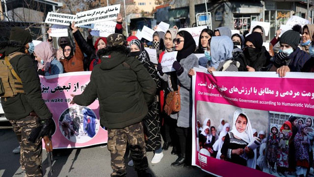 Anggota pasukan Taliban menghentikan wanita Afghanistan saat protes di Kabul. Foto: REUTERS/Ali Khara