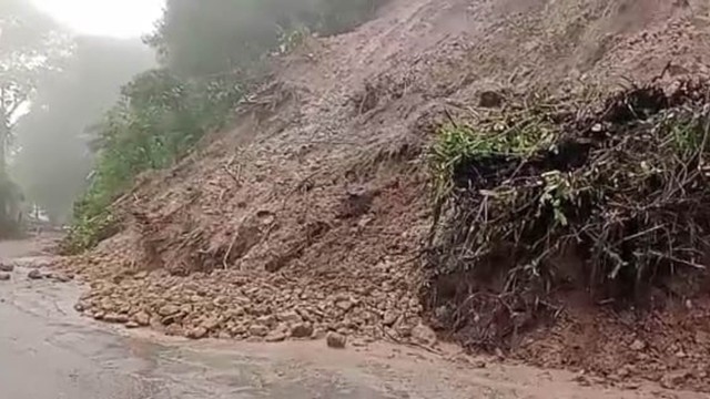 Tebing longsor di kawasan Cadas Hideung, Kecamatan Pagelaran, Kabupaten Cianjur, Jawa Barat, Selasa (28/12). Foto: Dok. Istimewa