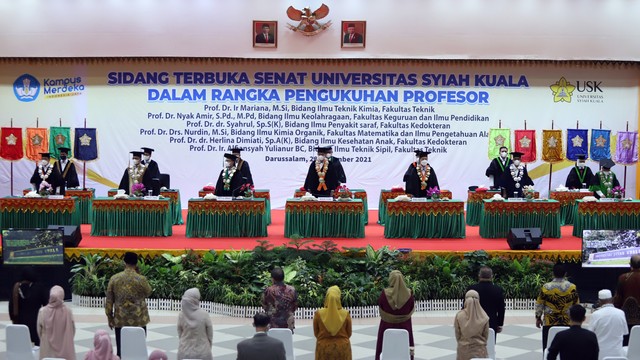 Sidang terbuka senat Universitas Syiah Kuala dalam rangka pengukuhan enam guru besar (profesor) baru di Gedung AAC Dayan Dawood, Banda Aceh, Selasa (28/12). Foto: Dok. USK