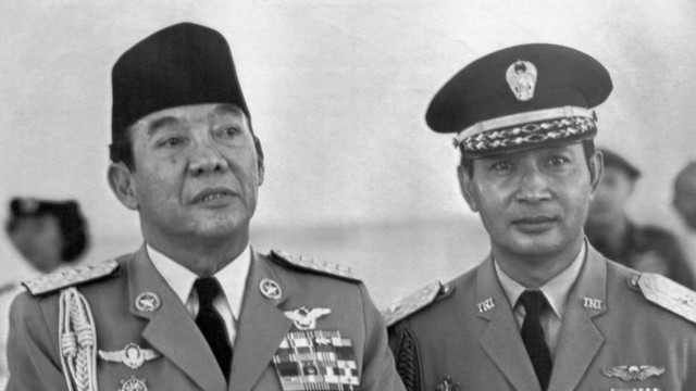 Presiden Indonesia Sukarno, kiri, dan Letnan Jenderal Suharto, kanan, ditunjukkan bersama saat mereka menghadiri upacara militer di Jakarta pada pertengahan Oktober 1965. (Foto: Associated Press)