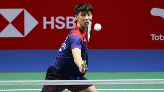 Loh Kean Yew dari Singapura saat pertandingan final bulu tangkis tunggal putra Kejuaraan Dunia BWF di Huelva, pada 19 Desember 2021. Foto: JOSE JORDAN / AFP