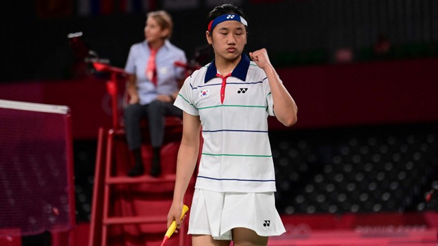 An Se-young dari Korea Selatan dalam pertandingan perempat final bulu tangkis tunggal putri di Olimpiade Tokyo 2020 di Musashino Forest Sports Plaza di Tokyo pada 30 Juli 2021. Foto: Pedro Pardo/AFP