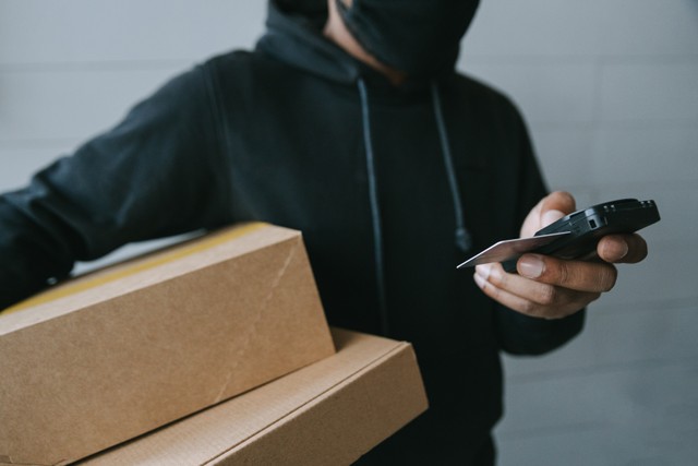 Ilustrasi cara cek resi shopee express, https://www.pexels.com/