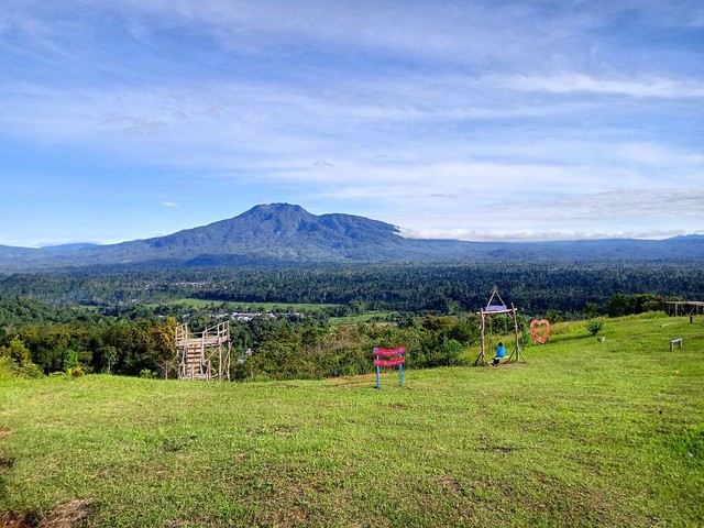 View Gunung Pesagi dilihat dari puncak Bukit Bawang Bakung, Lampung Barat, Rabu (29/12) | Foto : Sidik Aryono/Lampung Geh