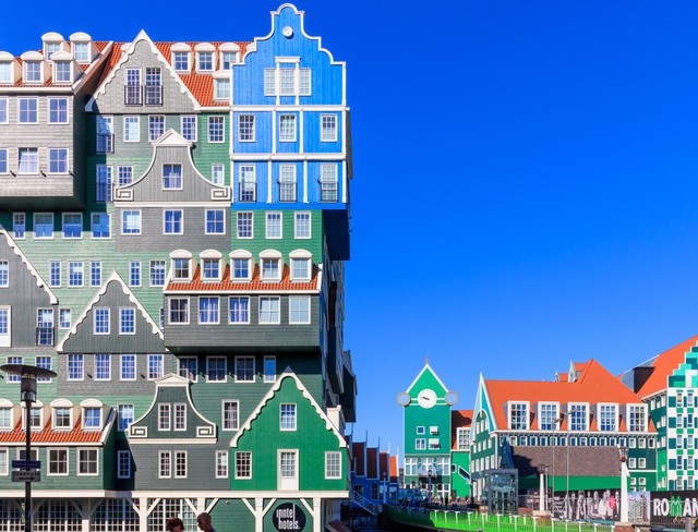 Uniknya hotel Inntel Hotels Amsterdam Zaandam yang punya bangunan mirip lego di Belanda. Foto: Shutter Stock