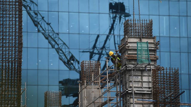 Pekerja menyelesaikan pembangunan gedung bertingkat di Jakarta. Foto: ANTARA FOTO/Akbar Nugroho Gumay