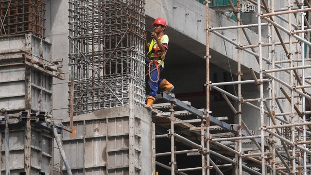 Pekerja menyelesaikan pembangunan gedung bertingkat di Jakarta. Foto: ANTARA FOTO/Akbar Nugroho Gumay