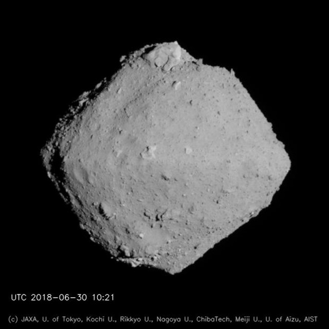 Foto asteroid Ryugu, dipotret oleh wahana Hayabusa2. Foto: Dok. JAXA