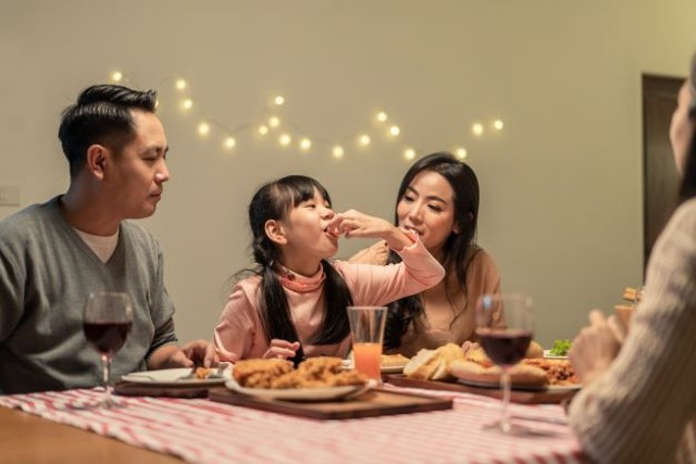 Ilustrasi private dinner bersama keluarga di tahun baru. Foto: Shutterstock