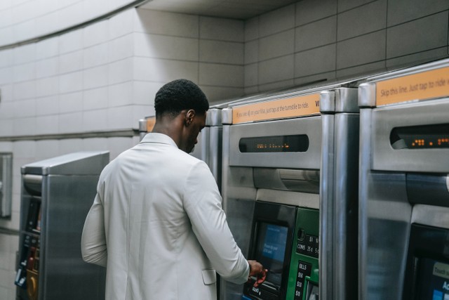 Ilustrasi seseorang sedang mengisi saldo GoPay di ATM. Foto: Pexels.com