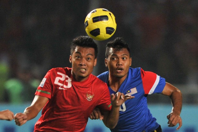 Hamka Hamzah dari Indonesia (kiri) berebut bola dengan pemain Malaysia Mohamad Safee (kanan) pada pertandingan terakhir dari dua babak final Piala Suzuki AFF 2010 di Jakarta pada 29 Desember 2010. Foto: Bay Ismoyo/AFP