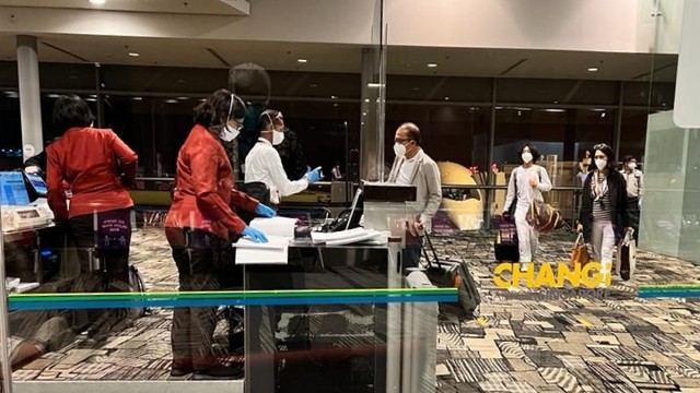 Mantan Dubes RI untuk Selandia Baru, Tantowi Yahya, saat boarding menuju Jakarta di Bandara Changi, Singapura. Foto: Dok. Istimewa