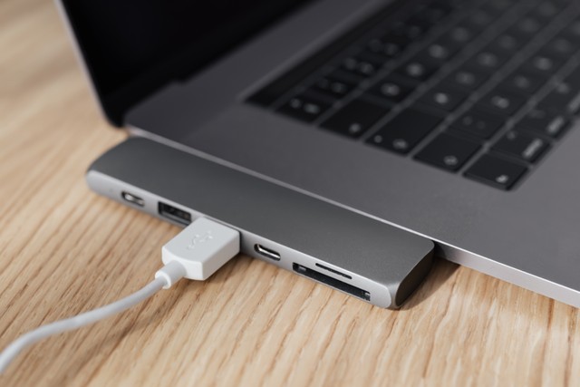 Ilustrasi memindahkan foto dari laptop ke HP dengan atau tanpa kabel data. Sumber foto: Pexels.com