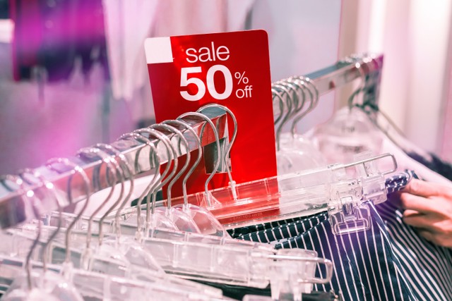 Ilustrasi potongan harga baju dalam persen. Foto: Pexels.com