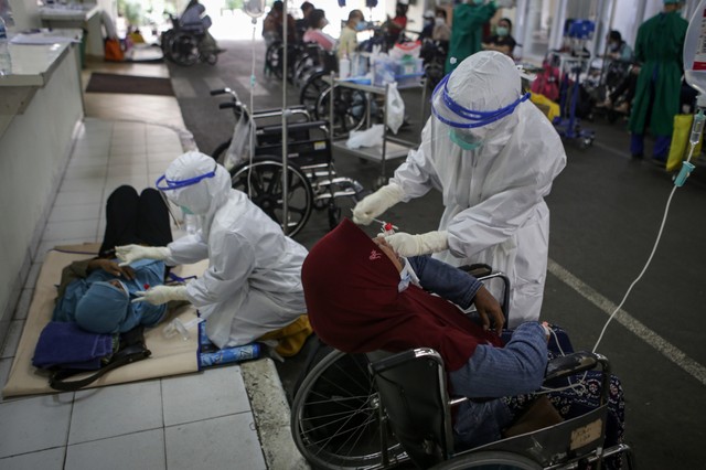 Petugas medis melakukan tes usap PCR terhadap pasien di selasar Ruang IGD RSUD Cengkareng, Jakarta, Rabu (23/6/2021). Foto: Fauzan/ANTARA FOTO