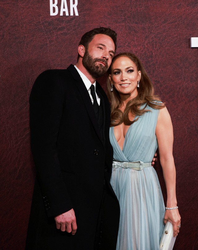 Ben Affleck dan Jennifer Lopez menghadiri pemutaran perdana film "The Tender Bar" di The TLC Chinese Theatre di Los Angeles, California. Foto: REUTERS/Aude Guerrucci