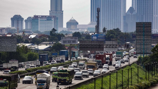 Ilustrasi kendaraan melintas di ruas Tol Jakarta-Merak, Kota Tangerang, Banten.  Foto: Fauzan/ANTARA FOTO