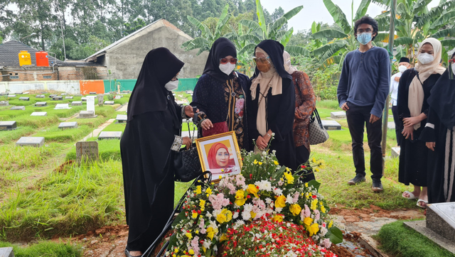 Pemakaman Artis senior Asmiar Yahya. Foto: Istimewa