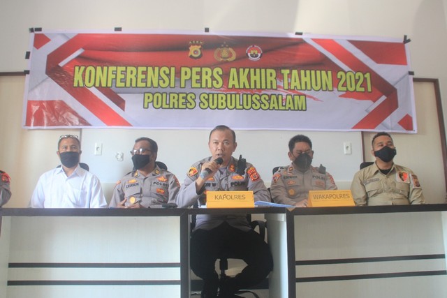 Kapolres Kota Subulussalam, AKBP Qori Wicaksono merilis catatan kejahatan yang berhasil diungkap kepolisian tahun 2021. Foto: Yudiansyah/acehkini