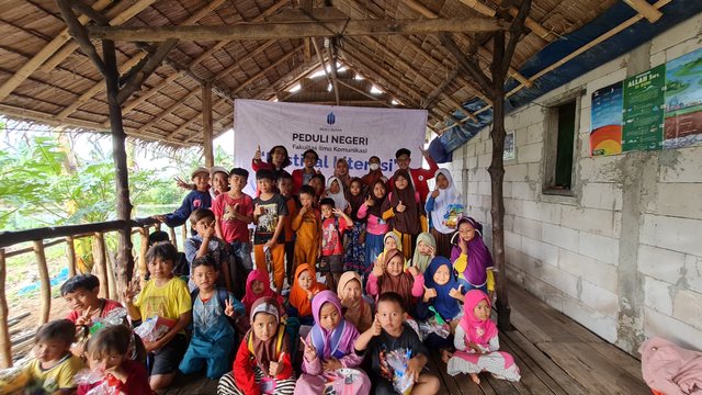 Foto bersama Mahasiswa Mercu Buana dengan siswa di Taman Baca Pondok Soga, Bekasi. Sumber: Dokumentasi Pribadi