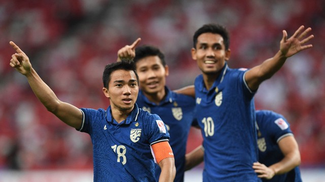 Para pemain Thailand melakukan selebrasi usai mencetak gol pada leg pertama pertandingan final sepak bola AFF Suzuki Cup 2020 antara Indonesia dan Thailand di National Stadium, Singapura, 29 Desember 2021. Foto: Roslan RAHMAN / AFP