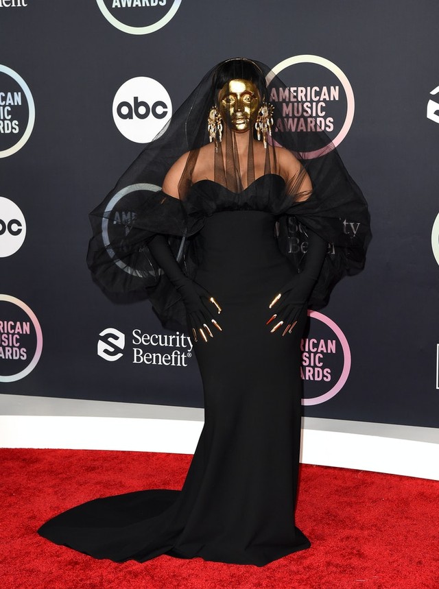 Kaleidoskop 2021: 7 Gaya Selebriti Hollywood yang Curi Perhatian di Red Carpet (25291)